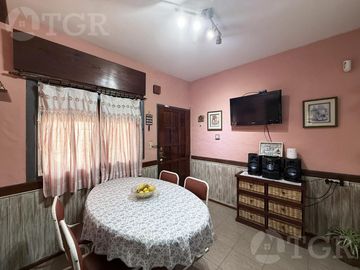 Casa en  venta de 5 ambientes terreno propio en Castelar