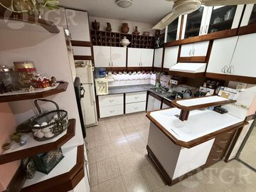 Casa en  venta de 5 ambientes terreno propio en Castelar