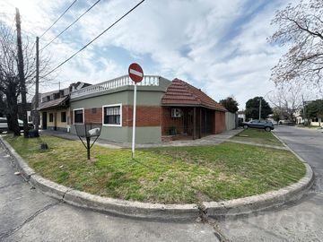 Casa en  venta de 5 ambientes terreno propio en Castelar