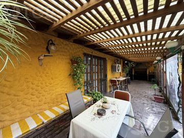 Casa en  venta de 5 ambientes terreno propio en Castelar