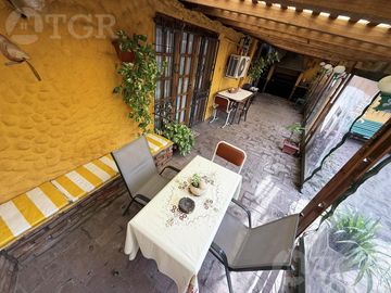 Casa en  venta de 5 ambientes terreno propio en Castelar