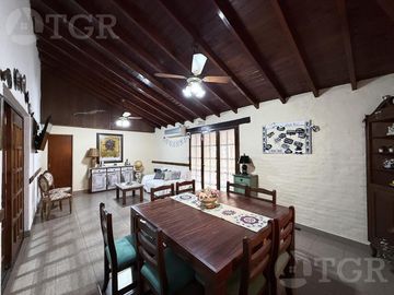 Casa en  venta de 5 ambientes terreno propio en Castelar