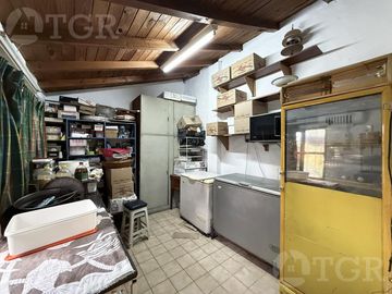 Casa en  venta de 5 ambientes terreno propio en Castelar