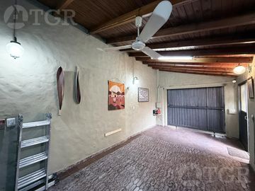 Casa en  venta de 5 ambientes terreno propio en Castelar