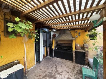 Casa en  venta de 5 ambientes terreno propio en Castelar