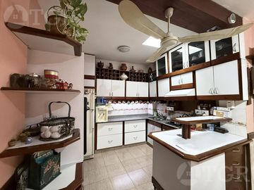 Casa en  venta de 5 ambientes terreno propio en Castelar