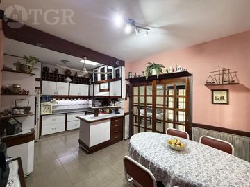 Casa en  venta de 5 ambientes terreno propio en Castelar