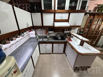 Casa en  venta de 5 ambientes terreno propio en Castelar