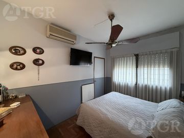 Casa en  venta de 5 ambientes terreno propio en Castelar
