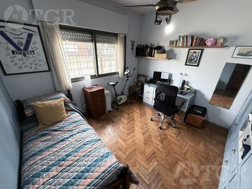 Casa en  venta de 5 ambientes terreno propio en Castelar