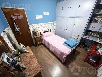 Casa en  venta de 5 ambientes terreno propio en Castelar