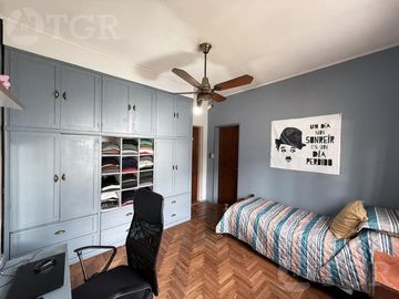 Casa en  venta de 5 ambientes terreno propio en Castelar