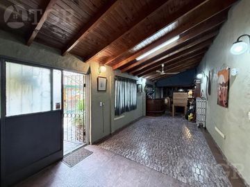 Casa en  venta de 5 ambientes terreno propio en Castelar