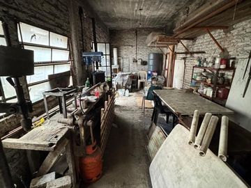 Venta Casa La Tablada Patio Terraza y Local Comercial