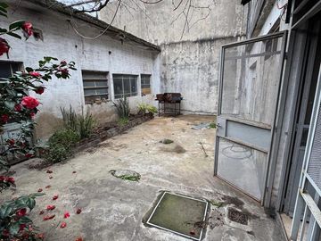 Venta Casa La Tablada Patio Terraza y Local Comercial