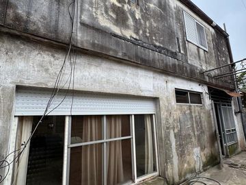 Venta Casa La Tablada Patio Terraza y Local Comercial