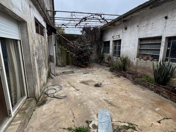 Venta Casa La Tablada Patio Terraza y Local Comercial