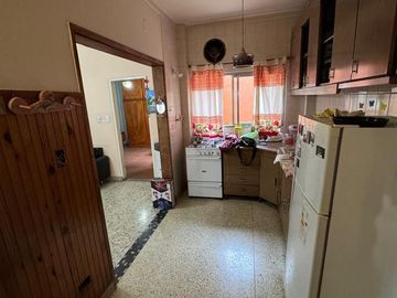 Venta Casa La Tablada Patio Terraza y Local Comercial