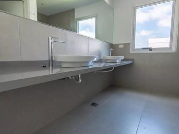 Venta casa 7 amb al río barrio San Juan Villanueva Tigre