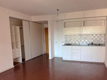 Departamento en venta, monoambiente con cochera, parrilla y baulera. Amenities