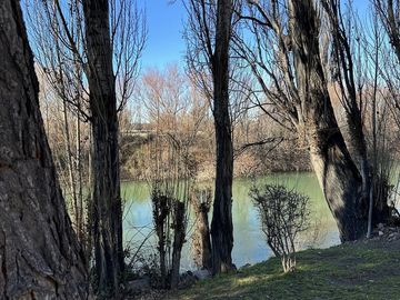 Chacra rodeada por el río chubut con hermosa vivienda