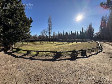 Chacra rodeada por el río chubut con hermosa vivienda