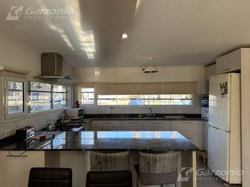 Chacra rodeada por el río chubut con hermosa vivienda