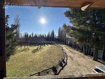 Chacra rodeada por el río chubut con hermosa vivienda