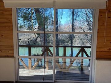 Chacra rodeada por el río chubut con hermosa vivienda