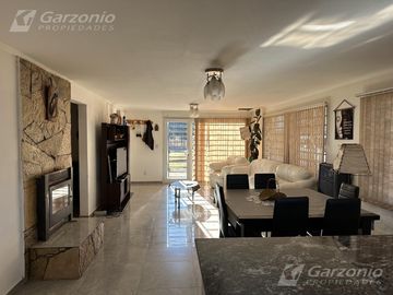 Chacra rodeada por el río chubut con hermosa vivienda