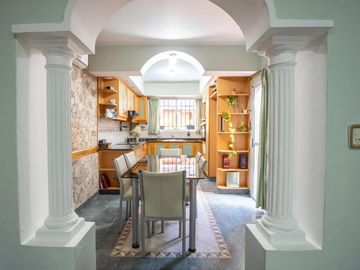 Casa en venta - 3 Dormitorios 4 Baños - Santos Lugares