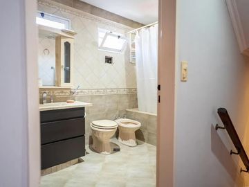 Casa en venta - 3 Dormitorios 4 Baños - Santos Lugares