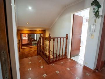 Casa en venta - 3 Dormitorios 4 Baños - Santos Lugares