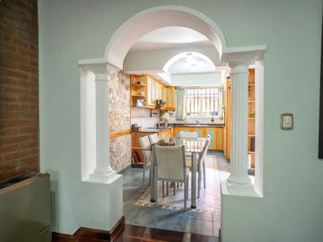 Casa en venta - 3 Dormitorios 4 Baños - Santos Lugares