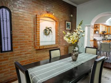 Casa en venta - 3 Dormitorios 4 Baños - Santos Lugares