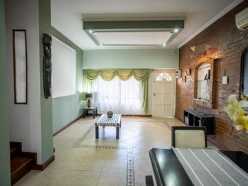 Casa en venta - 3 Dormitorios 4 Baños - Santos Lugares
