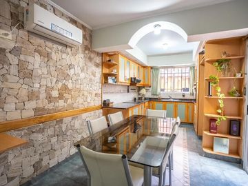 Casa en venta - 3 Dormitorios 4 Baños - Santos Lugares