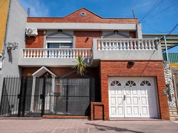 Casa en venta - 3 Dormitorios 4 Baños - Santos Lugares