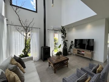 Casa en Venta 5 dormitorios con amplios espacios y comodidades, luminosa! Ceibos puertos del Lago