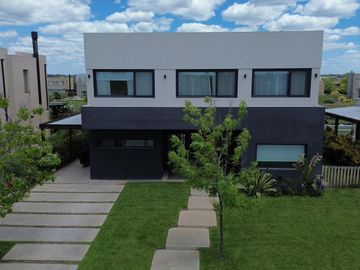 Casa en Venta 5 dormitorios con amplios espacios y comodidades, luminosa! Ceibos puertos del Lago