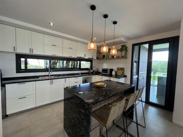 Casa en Venta 5 dormitorios con amplios espacios y comodidades, luminosa! Ceibos puertos del Lago