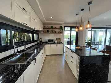 Casa en Venta 5 dormitorios con amplios espacios y comodidades, luminosa! Ceibos puertos del Lago