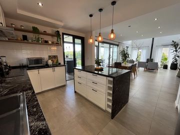 Casa en Venta 5 dormitorios con amplios espacios y comodidades, luminosa! Ceibos puertos del Lago