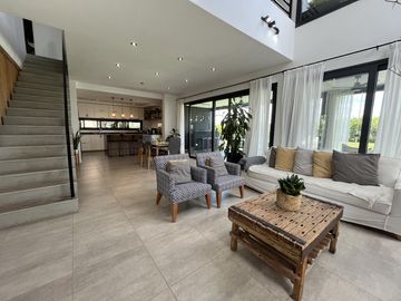 Casa en Venta 5 dormitorios con amplios espacios y comodidades, luminosa! Ceibos puertos del Lago