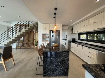 Casa en Venta 5 dormitorios con amplios espacios y comodidades, luminosa! Ceibos puertos del Lago