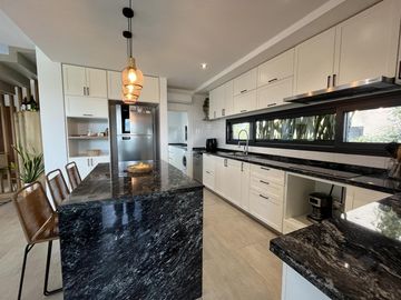 Casa en Venta 5 dormitorios con amplios espacios y comodidades, luminosa! Ceibos puertos del Lago