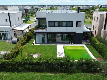 Casa en Venta 5 dormitorios con amplios espacios y comodidades, luminosa! Ceibos puertos del Lago