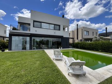 Casa en Venta 5 dormitorios con amplios espacios y comodidades, luminosa! Ceibos puertos del Lago
