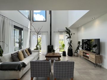 Casa en Venta 5 dormitorios con amplios espacios y comodidades, luminosa! Ceibos puertos del Lago