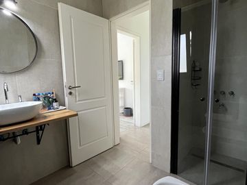 Casa en Venta 5 dormitorios con amplios espacios y comodidades, luminosa! Ceibos puertos del Lago